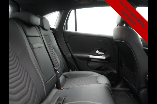 Mercedes-Benz EQA 250 Business Line 66 kWh 191pk Dealer O.H. | Panodak | MBUX Widescreen Navi | Camera | Stoelen & Stuur Verwarmd | Keyless | Blis | Apple Carplay | Sfeerverlichting | Park Assist | Navigatie | DAB | 18''L.M. |