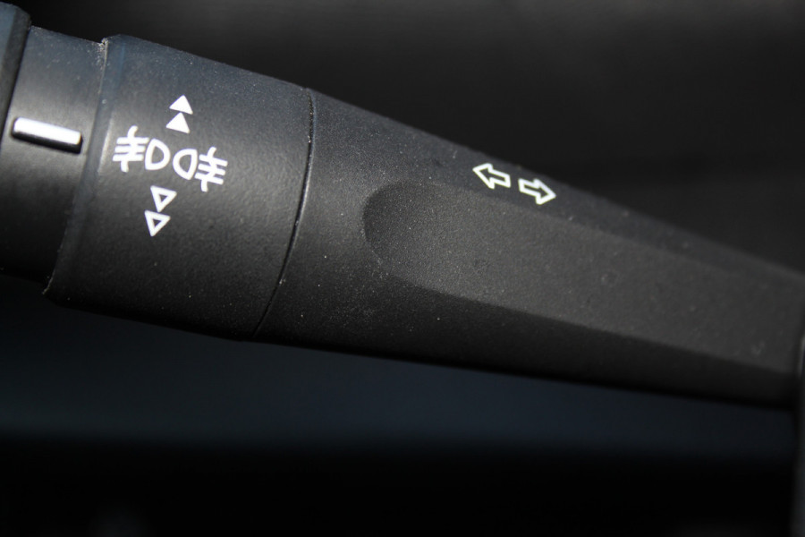 Citroën C4 1.2-130pk 'Iconic' AUTOMAAT ! Gun u het comfort en gemak van een automaat ! Autm. airco, Navigatie, Cruise Control, Climate Control dual, Lane assist, Stoelverwarming, Camera, Apple CarPlay/Android auto etc.