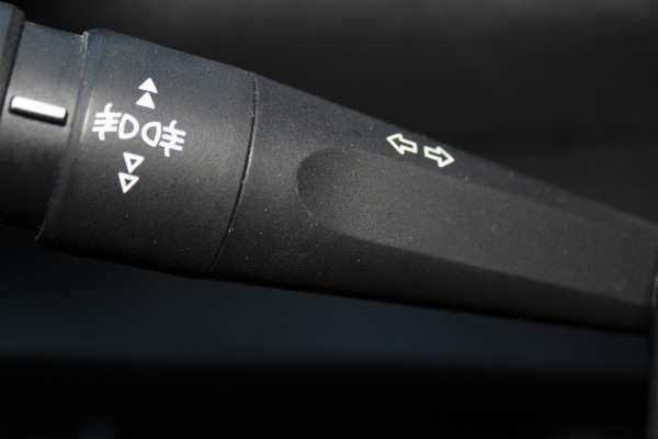 Citroën C4 1.2-130pk 'Iconic' AUTOMAAT ! Gun u het comfort en gemak van een automaat ! Autm. airco, Navigatie, Cruise Control, Climate Control dual, Lane assist, Stoelverwarming, Camera, Apple CarPlay/Android auto etc.