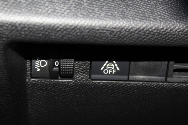 Citroën C4 1.2-130pk 'Iconic' AUTOMAAT ! Gun u het comfort en gemak van een automaat ! Autm. airco, Navigatie, Cruise Control, Climate Control dual, Lane assist, Stoelverwarming, Camera, Apple CarPlay/Android auto etc.
