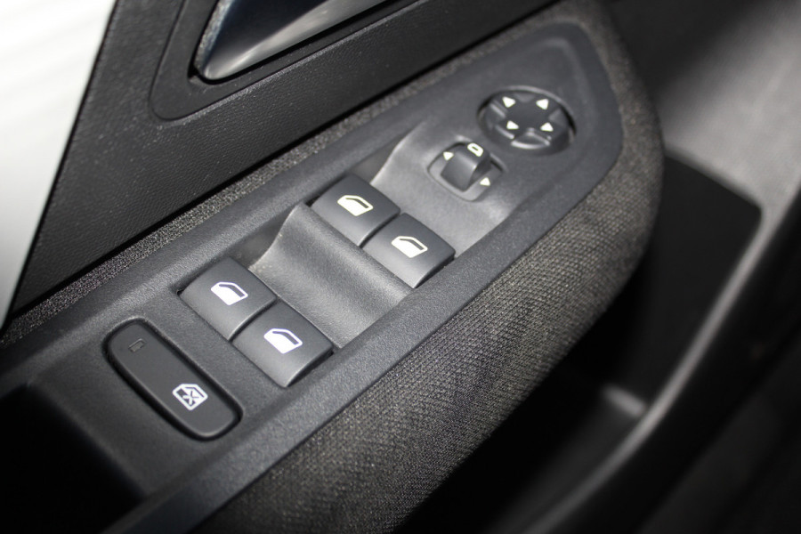 Citroën C4 1.2-130pk 'Iconic' AUTOMAAT ! Gun u het comfort en gemak van een automaat ! Autm. airco, Navigatie, Cruise Control, Climate Control dual, Lane assist, Stoelverwarming, Camera, Apple CarPlay/Android auto etc.