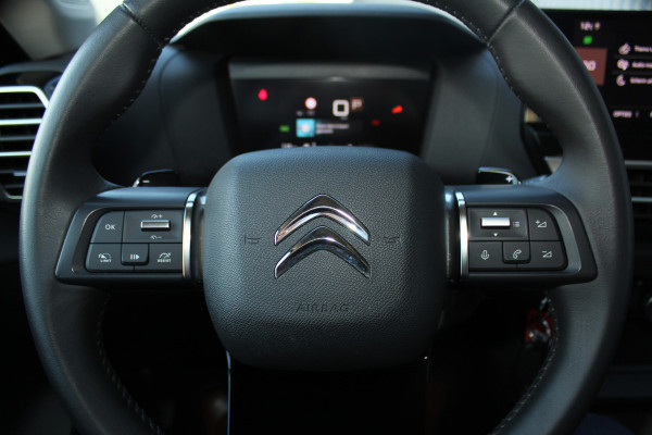 Citroën C4 1.2-130pk 'Iconic' AUTOMAAT ! Gun u het comfort en gemak van een automaat ! Autm. airco, Navigatie, Cruise Control, Climate Control dual, Lane assist, Stoelverwarming, Camera, Apple CarPlay/Android auto etc.