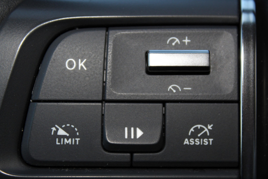 Citroën C4 1.2-130pk 'Iconic' AUTOMAAT ! Gun u het comfort en gemak van een automaat ! Autm. airco, Navigatie, Cruise Control, Climate Control dual, Lane assist, Stoelverwarming, Camera, Apple CarPlay/Android auto etc.