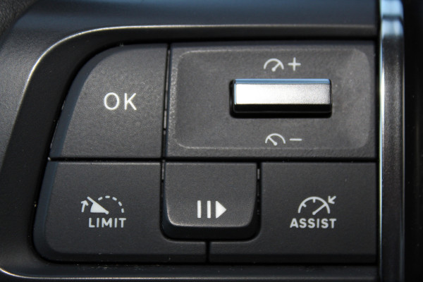 Citroën C4 1.2-130pk 'Iconic' AUTOMAAT ! Gun u het comfort en gemak van een automaat ! Autm. airco, Navigatie, Cruise Control, Climate Control dual, Lane assist, Stoelverwarming, Camera, Apple CarPlay/Android auto etc.