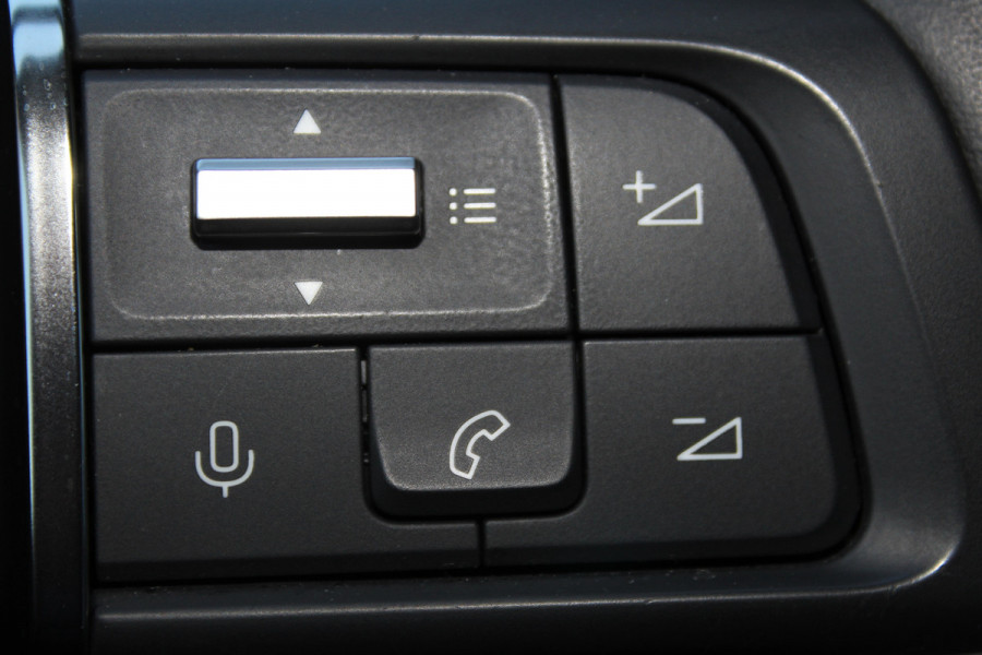 Citroën C4 1.2-130pk 'Iconic' AUTOMAAT ! Gun u het comfort en gemak van een automaat ! Autm. airco, Navigatie, Cruise Control, Climate Control dual, Lane assist, Stoelverwarming, Camera, Apple CarPlay/Android auto etc.