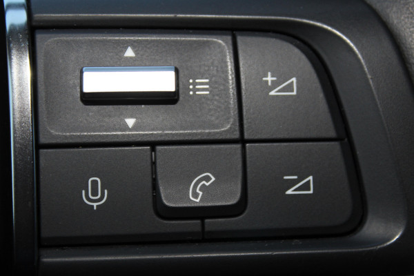 Citroën C4 1.2-130pk 'Iconic' AUTOMAAT ! Gun u het comfort en gemak van een automaat ! Autm. airco, Navigatie, Cruise Control, Climate Control dual, Lane assist, Stoelverwarming, Camera, Apple CarPlay/Android auto etc.