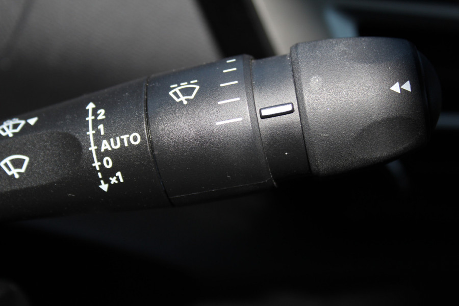 Citroën C4 1.2-130pk 'Iconic' AUTOMAAT ! Gun u het comfort en gemak van een automaat ! Autm. airco, Navigatie, Cruise Control, Climate Control dual, Lane assist, Stoelverwarming, Camera, Apple CarPlay/Android auto etc.