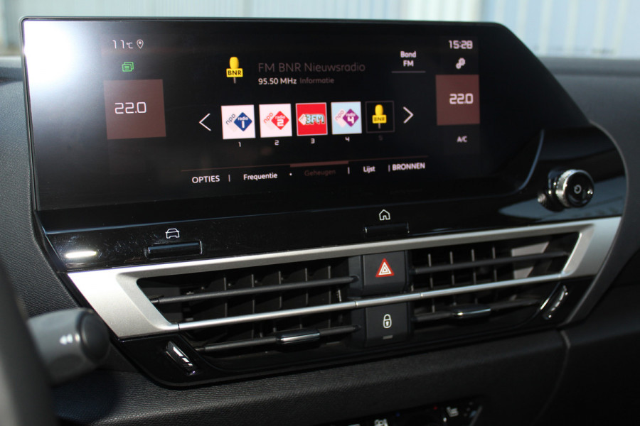 Citroën C4 1.2-130pk 'Iconic' AUTOMAAT ! Gun u het comfort en gemak van een automaat ! Autm. airco, Navigatie, Cruise Control, Climate Control dual, Lane assist, Stoelverwarming, Camera, Apple CarPlay/Android auto etc.
