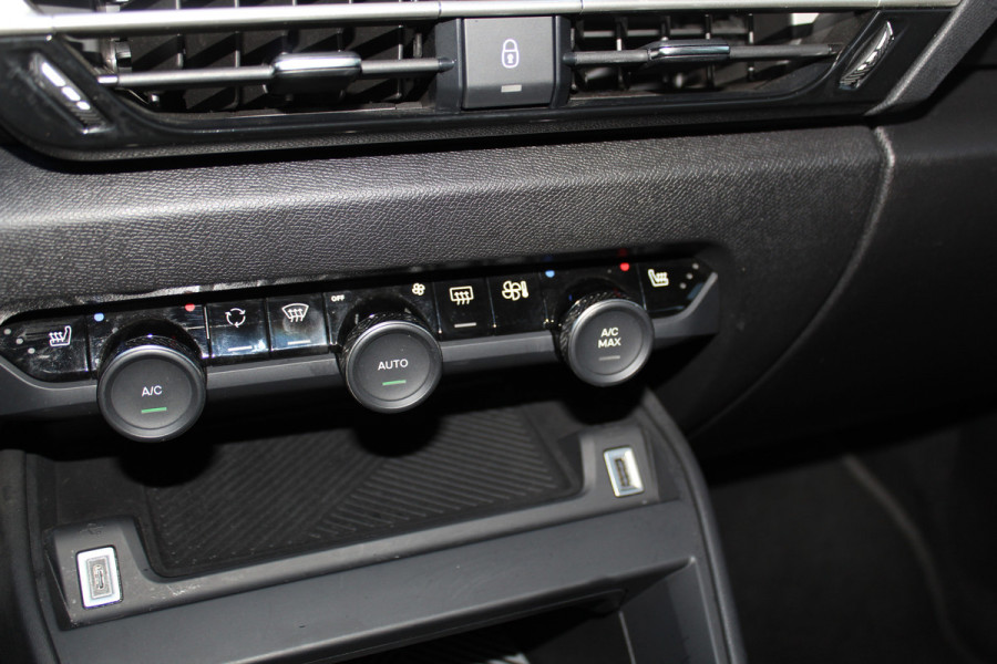Citroën C4 1.2-130pk 'Iconic' AUTOMAAT ! Gun u het comfort en gemak van een automaat ! Autm. airco, Navigatie, Cruise Control, Climate Control dual, Lane assist, Stoelverwarming, Camera, Apple CarPlay/Android auto etc.