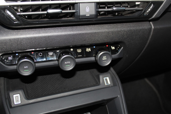 Citroën C4 1.2-130pk 'Iconic' AUTOMAAT ! Gun u het comfort en gemak van een automaat ! Autm. airco, Navigatie, Cruise Control, Climate Control dual, Lane assist, Stoelverwarming, Camera, Apple CarPlay/Android auto etc.