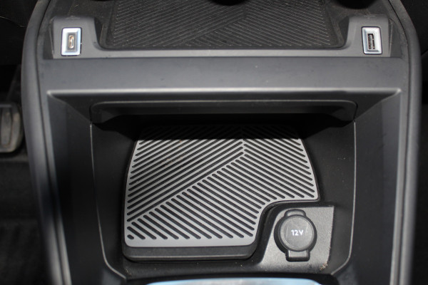 Citroën C4 1.2-130pk 'Iconic' AUTOMAAT ! Gun u het comfort en gemak van een automaat ! Autm. airco, Navigatie, Cruise Control, Climate Control dual, Lane assist, Stoelverwarming, Camera, Apple CarPlay/Android auto etc.