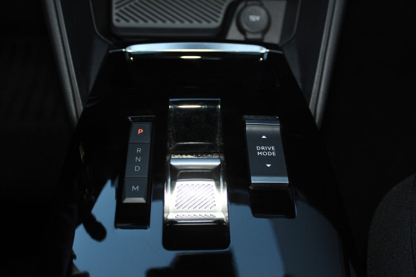 Citroën C4 1.2-130pk 'Iconic' AUTOMAAT ! Gun u het comfort en gemak van een automaat ! Autm. airco, Navigatie, Cruise Control, Climate Control dual, Lane assist, Stoelverwarming, Camera, Apple CarPlay/Android auto etc.