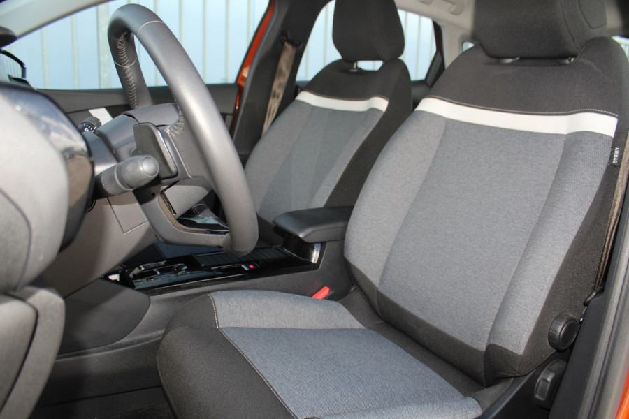Citroën C4 1.2-130pk 'Iconic' AUTOMAAT ! Gun u het comfort en gemak van een automaat ! Autm. airco, Navigatie, Cruise Control, Climate Control dual, Lane assist, Stoelverwarming, Camera, Apple CarPlay/Android auto etc.