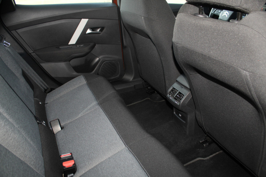 Citroën C4 1.2-130pk 'Iconic' AUTOMAAT ! Gun u het comfort en gemak van een automaat ! Autm. airco, Navigatie, Cruise Control, Climate Control dual, Lane assist, Stoelverwarming, Camera, Apple CarPlay/Android auto etc.