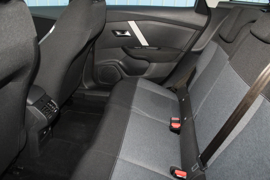Citroën C4 1.2-130pk 'Iconic' AUTOMAAT ! Gun u het comfort en gemak van een automaat ! Autm. airco, Navigatie, Cruise Control, Climate Control dual, Lane assist, Stoelverwarming, Camera, Apple CarPlay/Android auto etc.