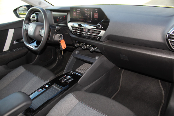 Citroën C4 1.2-130pk 'Iconic' AUTOMAAT ! Gun u het comfort en gemak van een automaat ! Autm. airco, Navigatie, Cruise Control, Climate Control dual, Lane assist, Stoelverwarming, Camera, Apple CarPlay/Android auto etc.