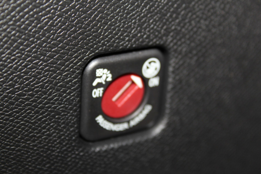 Citroën C4 1.2-130pk 'Iconic' AUTOMAAT ! Gun u het comfort en gemak van een automaat ! Autm. airco, Navigatie, Cruise Control, Climate Control dual, Lane assist, Stoelverwarming, Camera, Apple CarPlay/Android auto etc.