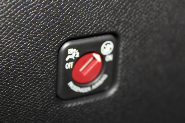 Citroën C4 1.2-130pk 'Iconic' AUTOMAAT ! Gun u het comfort en gemak van een automaat ! Autm. airco, Navigatie, Cruise Control, Climate Control dual, Lane assist, Stoelverwarming, Camera, Apple CarPlay/Android auto etc.
