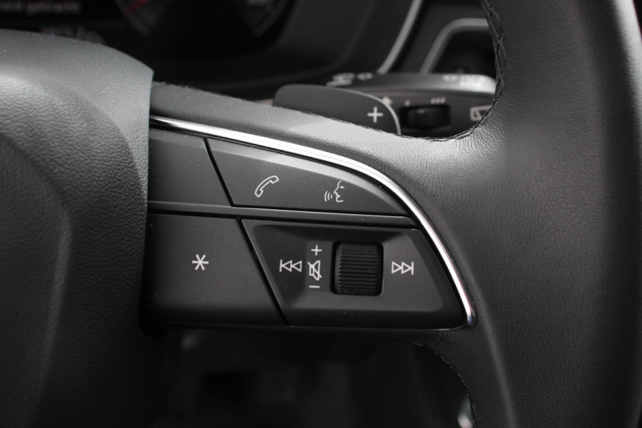 Audi A4 Avant 40 TFSI 204 pk S-tronic S Line Plus Navigatie Adaptive Cruise Control Parkeersensoren Camera Lane Assist Elektrische achterklep Stoelverwarming Ledverlichting Virtual Cockpit Climatronic