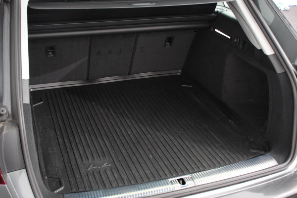Audi A4 Avant 40 TFSI 204 pk S-tronic S Line Plus Navigatie Adaptive Cruise Control Parkeersensoren Camera Lane Assist Elektrische achterklep Stoelverwarming Ledverlichting Virtual Cockpit Climatronic