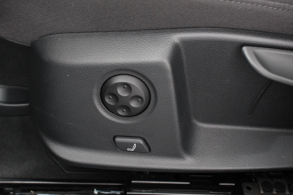 Audi A4 Avant 40 TFSI 204 pk S-tronic S Line Plus Navigatie Adaptive Cruise Control Parkeersensoren Camera Lane Assist Elektrische achterklep Stoelverwarming Ledverlichting Virtual Cockpit Climatronic