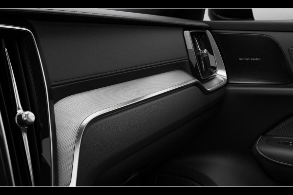 Volvo V60 T8 455PK PHEV AWD Ultra Performance Edition / Polestar optimisation / Glossy Black logo's / Panoramadak / Head-up display / Harman Kardon / 360 Camera / Elektrisch bedienbare voorstoelen met geheugen/ Apple Carplay/ Pilot assit/ Adaptive cruise control/