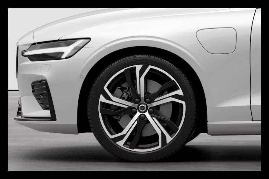 Volvo V60 T8 455PK Automaat AWD Ultra Perform. Ed. Dark Polestar Optimalisatie / Glossy black Logo voor en achterzijde / Long Range / 360 Camera / Harman Kardon audio / Head-up display / Panorama dak / Apple carplay / Android auto /