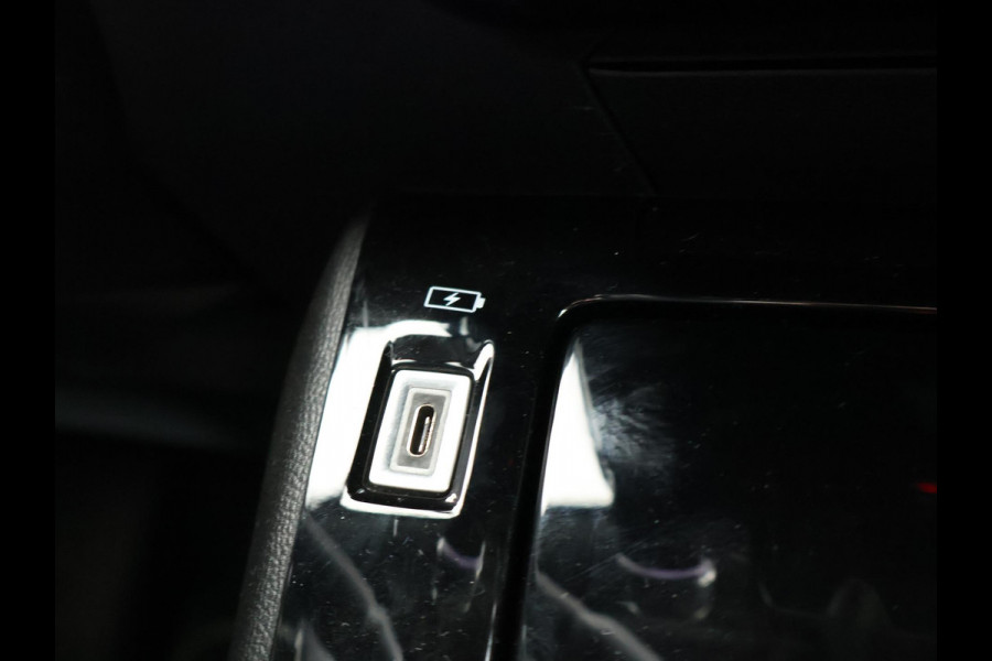 Peugeot e-2008 EV GT 50 kWh 3-FASE + ADAPTIVE CRUISE | STOELVERW. 89% SOH| 18 INCH | LED | APPLE CARPLAY | CAMERA
