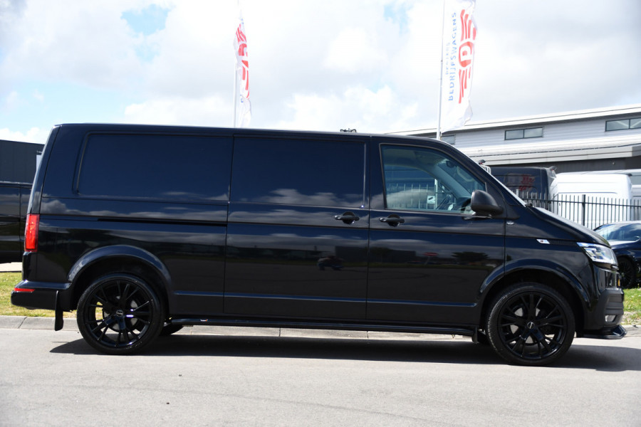 Volkswagen Transporter 2.0 TDI L2H1 30 Highline Black Edition Adaptieve Cruise, Camera, Carplay, 150pk, Trekhaak, Stoelverwarming, LED, Automaat, Standkachel, Sensoren, Uniek!