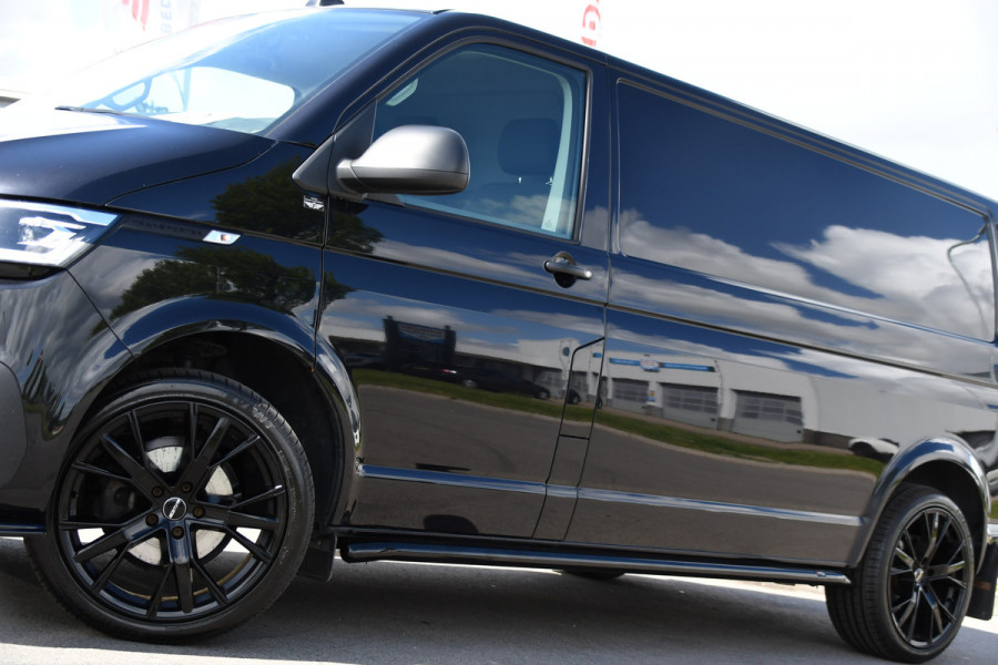 Volkswagen Transporter 2.0 TDI L2H1 30 Highline Black Edition Adaptieve Cruise, Camera, Carplay, 150pk, Trekhaak, Stoelverwarming, LED, Automaat, Standkachel, Sensoren, Uniek!
