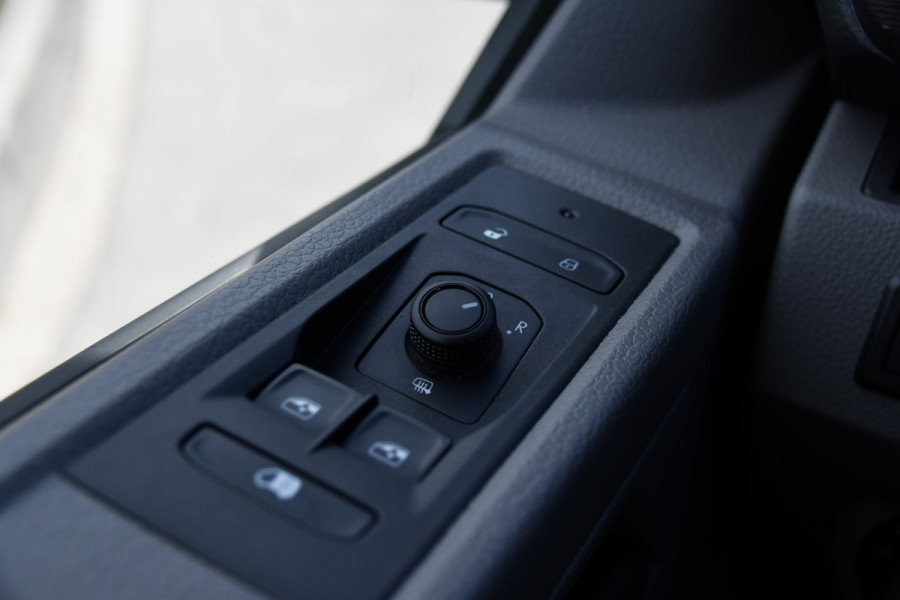 Volkswagen Transporter 2.0 TDI L2H1 30 Highline Adaptieve Cruise, Camera, Carplay, 150pk, Trekhaak, Stoelverwarming, LED, Automaat, Standkachel, Sensoren, Uniek!