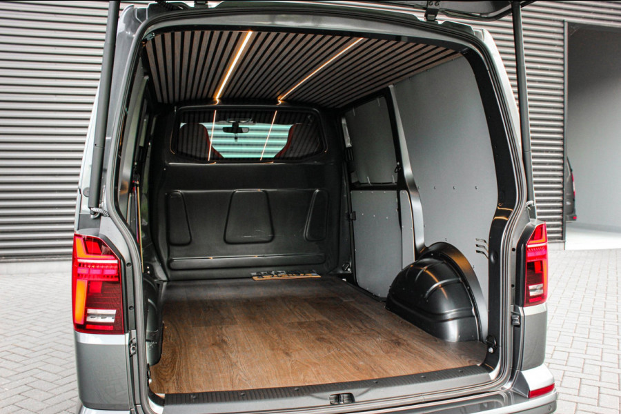 Volkswagen Transporter 2.0 TDI L1H1 204PK JB- EDITION DSG / PDC / SCHROEFSET / GTI INTERIEUR / SUBWOOFER / APPLE CARPLAY /NAVI