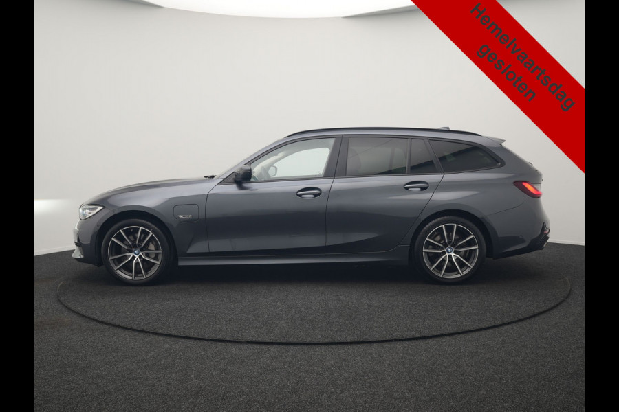 BMW 3 Serie Touring 330e xDrive 292pk Dealer O.H. PHEV | Cruise Control | Camera | Lederen Sportstoelen Verwarmd | Apple Carplay | Blis | Park Assistant | Navigatie | DAB | Virtual | 18''L.M. | Plug In Hybrid |
