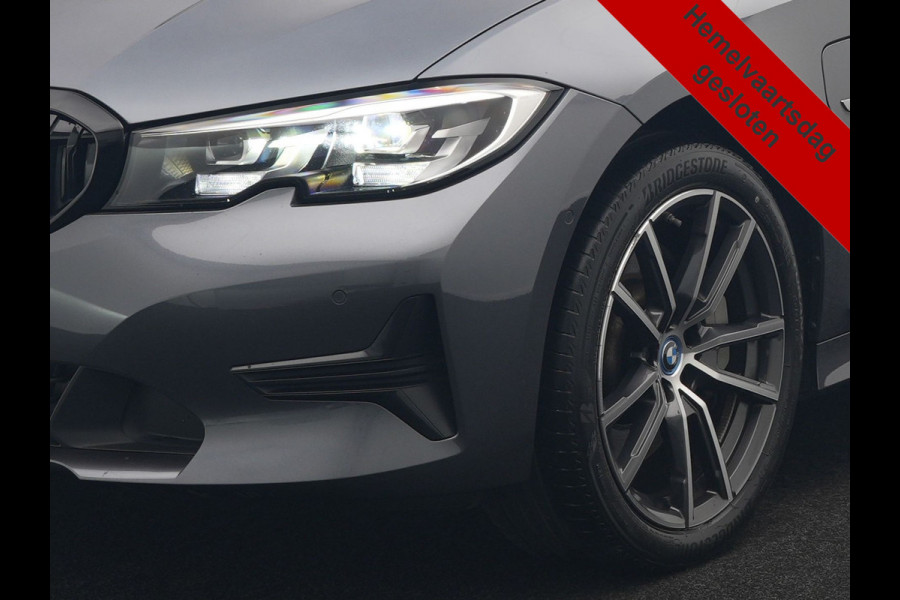 BMW 3 Serie Touring 330e xDrive 292pk Dealer O.H. PHEV | Cruise Control | Camera | Lederen Sportstoelen Verwarmd | Apple Carplay | Blis | Park Assistant | Navigatie | DAB | Virtual | 18''L.M. | Plug In Hybrid |
