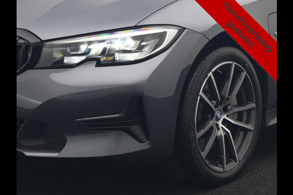 BMW 3 Serie Touring 330e xDrive 292pk Dealer O.H. PHEV | Cruise Control | Camera | Lederen Sportstoelen Verwarmd | Apple Carplay | Blis | Park Assistant | Navigatie | DAB | Virtual | 18''L.M. | Plug In Hybrid |