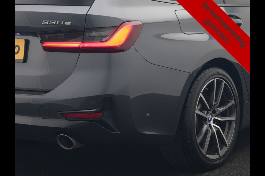 BMW 3 Serie Touring 330e xDrive 292pk Dealer O.H. PHEV | Cruise Control | Camera | Lederen Sportstoelen Verwarmd | Apple Carplay | Blis | Park Assistant | Navigatie | DAB | Virtual | 18''L.M. | Plug In Hybrid |