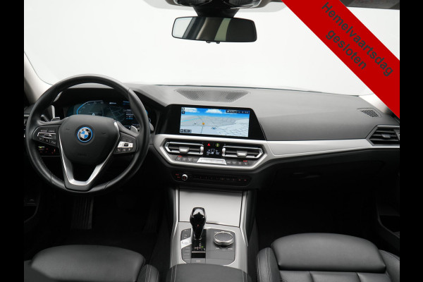 BMW 3 Serie Touring 330e xDrive 292pk Dealer O.H. PHEV | Cruise Control | Camera | Lederen Sportstoelen Verwarmd | Apple Carplay | Blis | Park Assistant | Navigatie | DAB | Virtual | 18''L.M. | Plug In Hybrid |