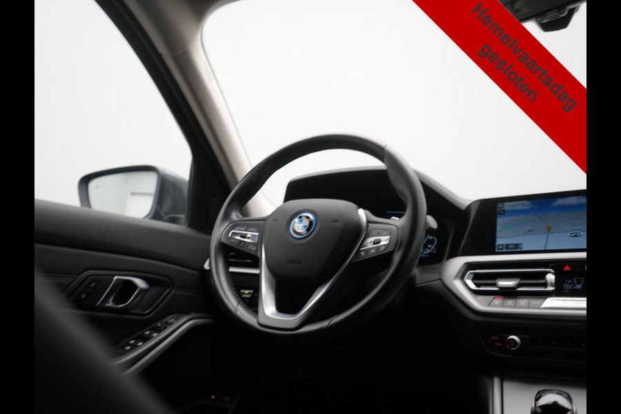 BMW 3 Serie Touring 330e xDrive 292pk Dealer O.H. PHEV | Cruise Control | Camera | Lederen Sportstoelen Verwarmd | Apple Carplay | Blis | Park Assistant | Navigatie | DAB | Virtual | 18''L.M. | Plug In Hybrid |