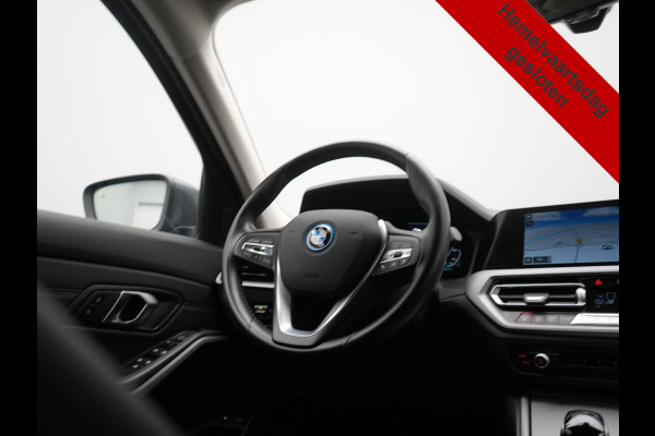 BMW 3 Serie Touring 330e xDrive 292pk Dealer O.H. PHEV | Cruise Control | Camera | Lederen Sportstoelen Verwarmd | Apple Carplay | Blis | Park Assistant | Navigatie | DAB | Virtual | 18''L.M. | Plug In Hybrid |
