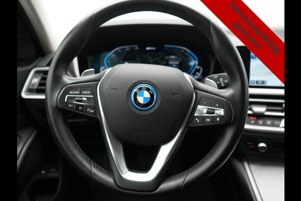 BMW 3 Serie Touring 330e xDrive 292pk Dealer O.H. PHEV | Cruise Control | Camera | Lederen Sportstoelen Verwarmd | Apple Carplay | Blis | Park Assistant | Navigatie | DAB | Virtual | 18''L.M. | Plug In Hybrid |