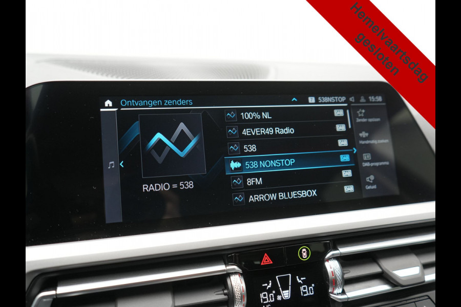 BMW 3 Serie Touring 330e xDrive 292pk Dealer O.H. PHEV | Cruise Control | Camera | Lederen Sportstoelen Verwarmd | Apple Carplay | Blis | Park Assistant | Navigatie | DAB | Virtual | 18''L.M. | Plug In Hybrid |