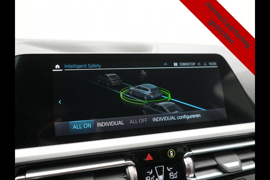BMW 3 Serie Touring 330e xDrive 292pk Dealer O.H. PHEV | Cruise Control | Camera | Lederen Sportstoelen Verwarmd | Apple Carplay | Blis | Park Assistant | Navigatie | DAB | Virtual | 18''L.M. | Plug In Hybrid |