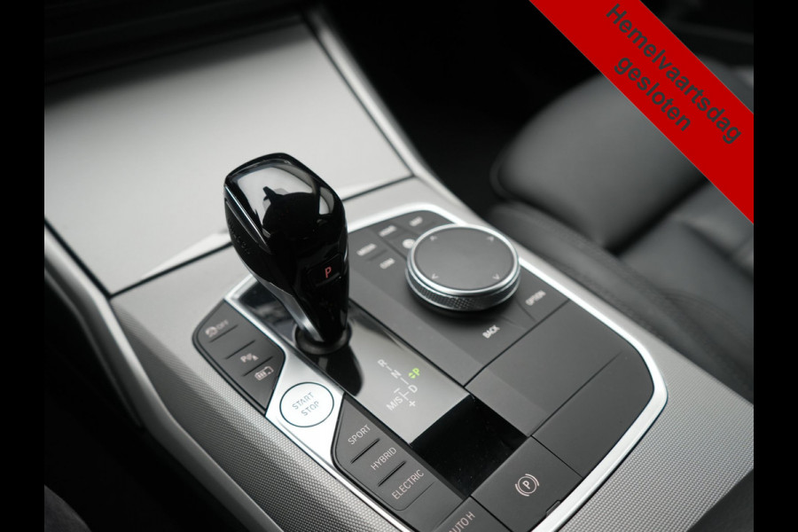 BMW 3 Serie Touring 330e xDrive 292pk Dealer O.H. PHEV | Cruise Control | Camera | Lederen Sportstoelen Verwarmd | Apple Carplay | Blis | Park Assistant | Navigatie | DAB | Virtual | 18''L.M. | Plug In Hybrid |