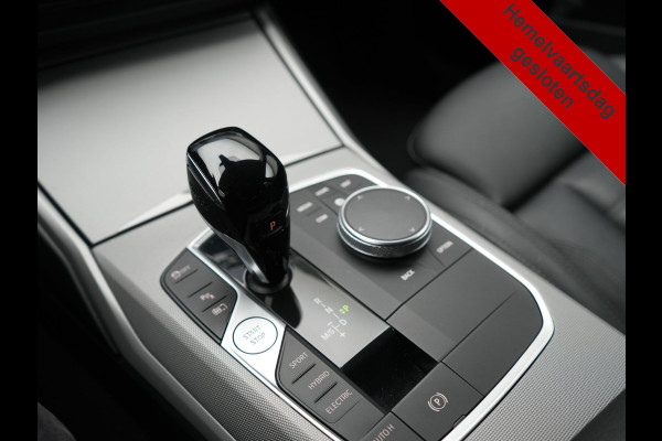 BMW 3 Serie Touring 330e xDrive 292pk Dealer O.H. PHEV | Cruise Control | Camera | Lederen Sportstoelen Verwarmd | Apple Carplay | Blis | Park Assistant | Navigatie | DAB | Virtual | 18''L.M. | Plug In Hybrid |