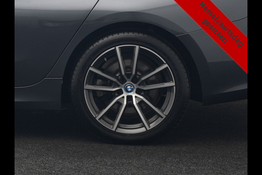 BMW 3 Serie Touring 330e xDrive 292pk Dealer O.H. PHEV | Cruise Control | Camera | Lederen Sportstoelen Verwarmd | Apple Carplay | Blis | Park Assistant | Navigatie | DAB | Virtual | 18''L.M. | Plug In Hybrid |