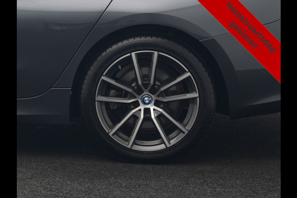 BMW 3 Serie Touring 330e xDrive 292pk Dealer O.H. PHEV | Cruise Control | Camera | Lederen Sportstoelen Verwarmd | Apple Carplay | Blis | Park Assistant | Navigatie | DAB | Virtual | 18''L.M. | Plug In Hybrid |