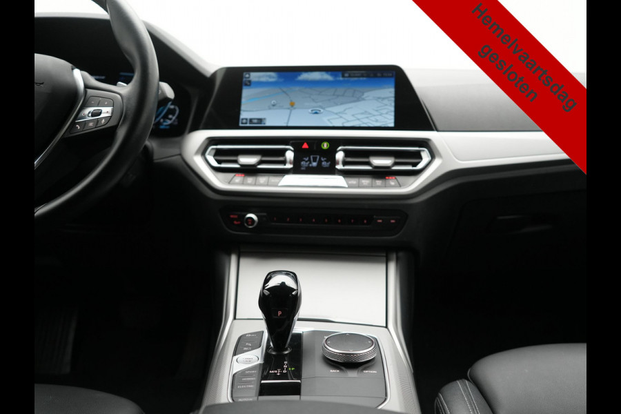 BMW 3 Serie Touring 330e xDrive 292pk Dealer O.H. PHEV | Cruise Control | Camera | Lederen Sportstoelen Verwarmd | Apple Carplay | Blis | Park Assistant | Navigatie | DAB | Virtual | 18''L.M. | Plug In Hybrid |