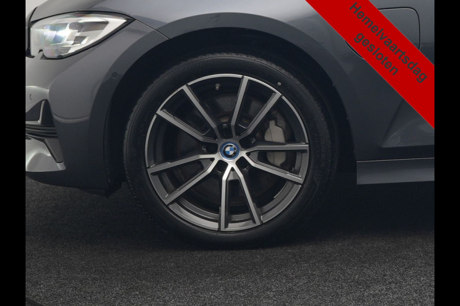 BMW 3 Serie Touring 330e xDrive 292pk Dealer O.H. PHEV | Cruise Control | Camera | Lederen Sportstoelen Verwarmd | Apple Carplay | Blis | Park Assistant | Navigatie | DAB | Virtual | 18''L.M. | Plug In Hybrid |