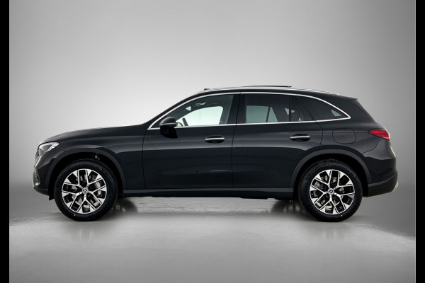 Mercedes-Benz GLC 300e 4MATIC Business Solution Luxury | Parkeerpakket met 360°-camera | Comfortpakket Plus | Trekhaak | Panoramaschuifdak | Sierdelen openporig hout aluminiumlines | DISTRONIC | 19 inch vijf-dubbelspaaks velgen |