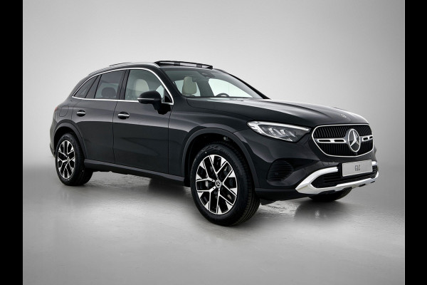 Mercedes-Benz GLC 300e 4MATIC Business Solution Luxury | Parkeerpakket met 360°-camera | Comfortpakket Plus | Trekhaak | Panoramaschuifdak | Sierdelen openporig hout aluminiumlines | DISTRONIC | 19 inch vijf-dubbelspaaks velgen |